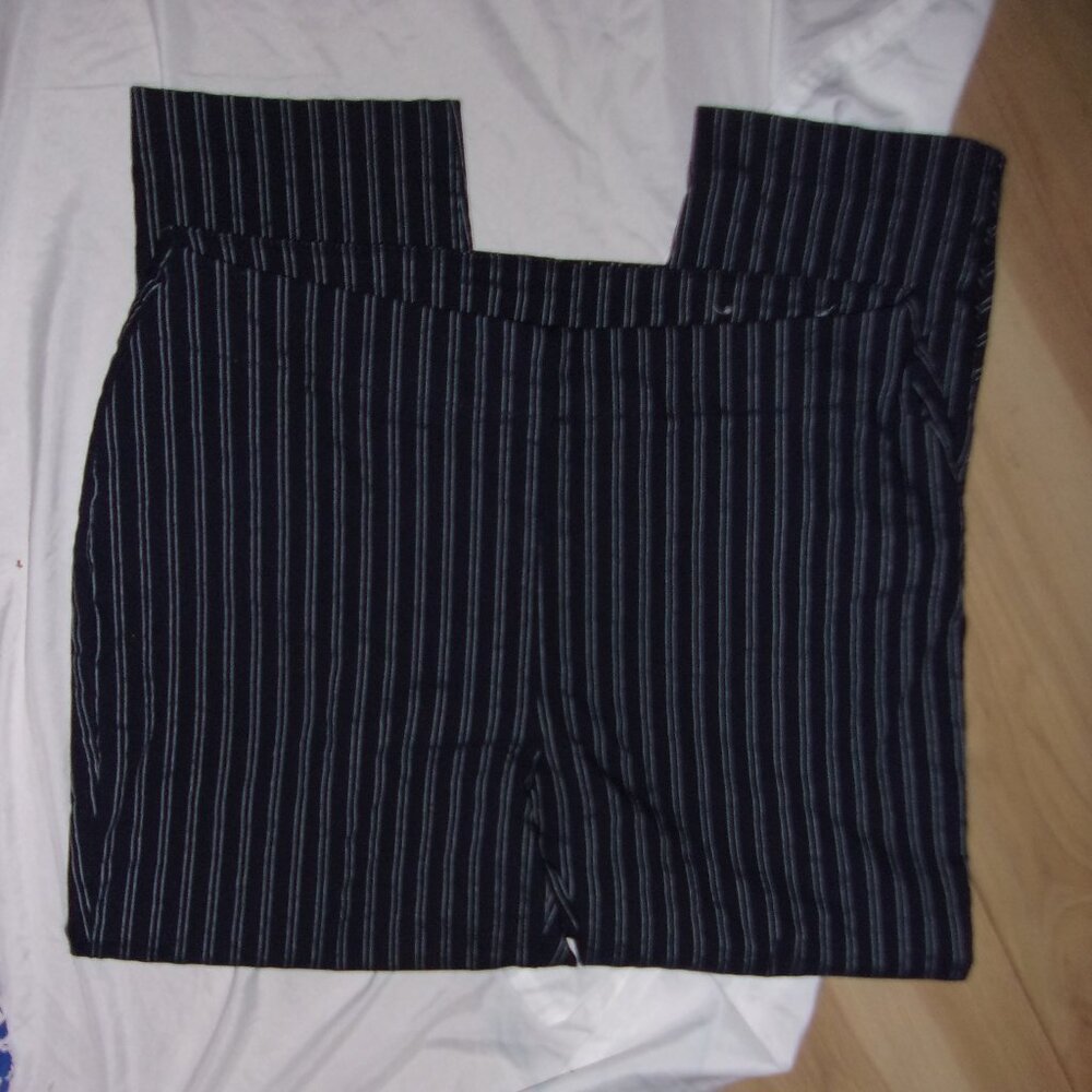 Chicos size 1.5 short pants womens   stretch medium striped casual dress